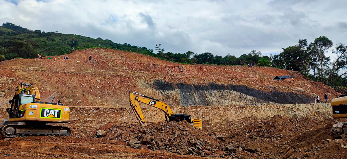 Fotografía de colaboradores del Invías operando maquinaria pesada en labores de remoción de escombros en sector Chorro blanco, de Transversal Cusiana.