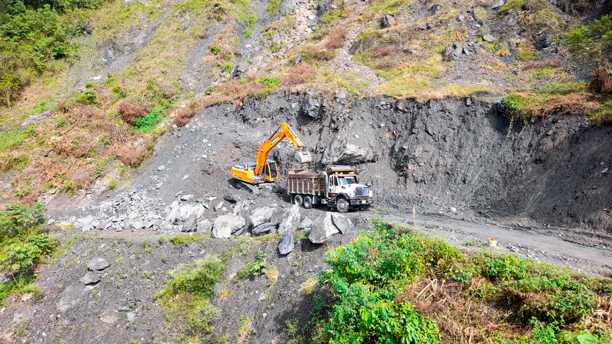 Fotografía de colaboradores del Invías operando maquinaria pesada en labores de remoción de escombros en sector Chorro blanco, de Transversal Cusiana.