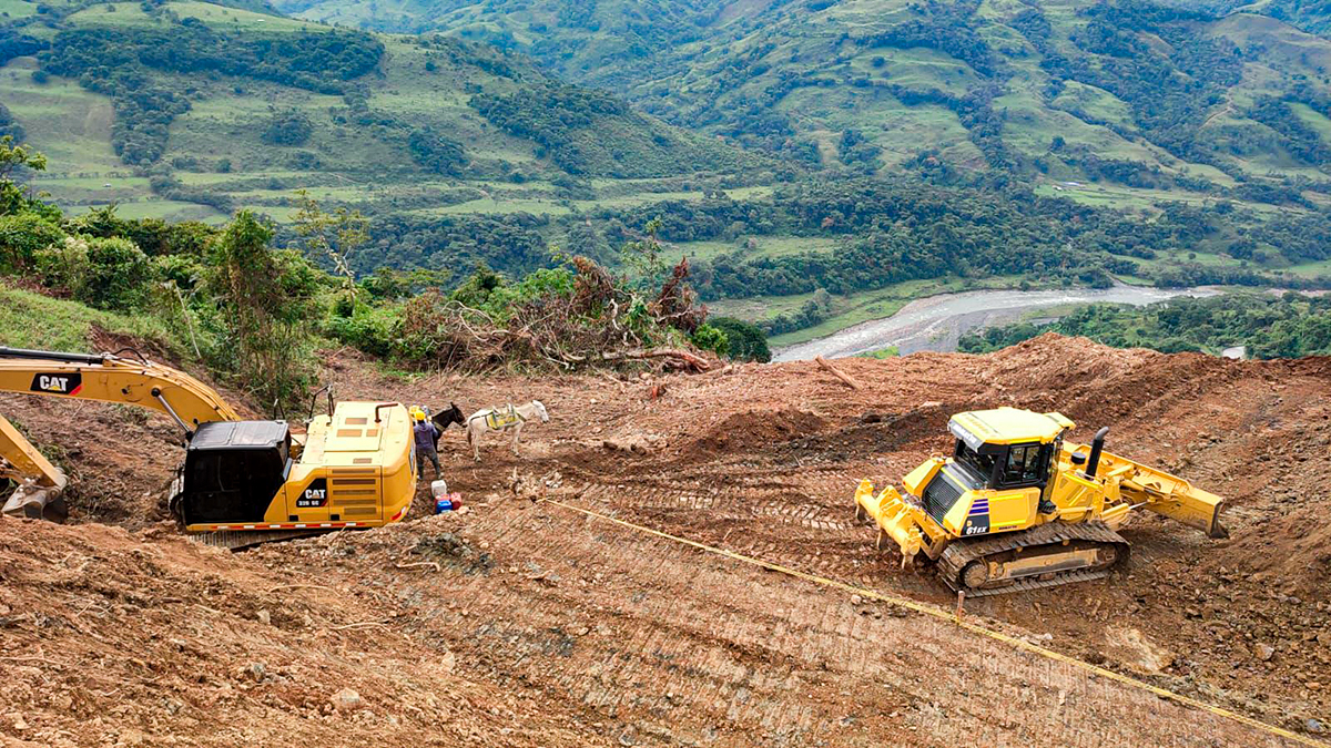 Fotografía de colaboradores del Invías operando maquinaria pesada en labores de remoción de escombros en sector Chorro blanco, de Transversal Cusiana.