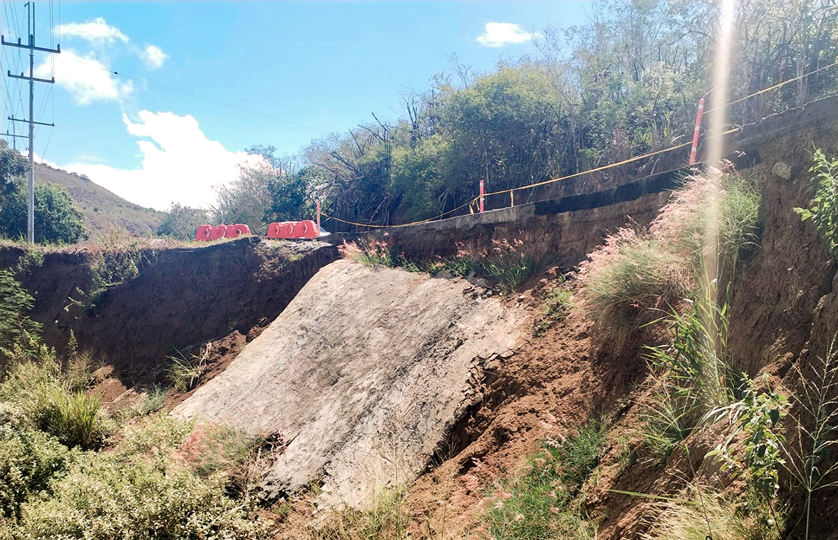 Fotografía de atención a la pérdida de banca de sitios críticos en el corredor Cali - Loboguerrero, producto de la erosión.