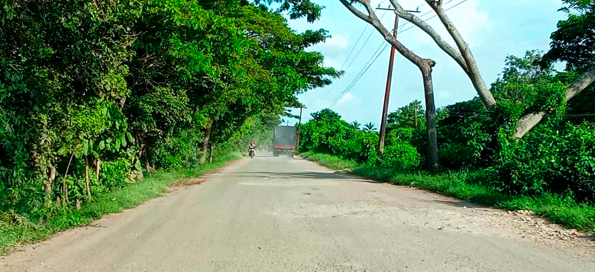 Fotografía de tránsito vehicular en vía destapada en el Caribe colombiano.