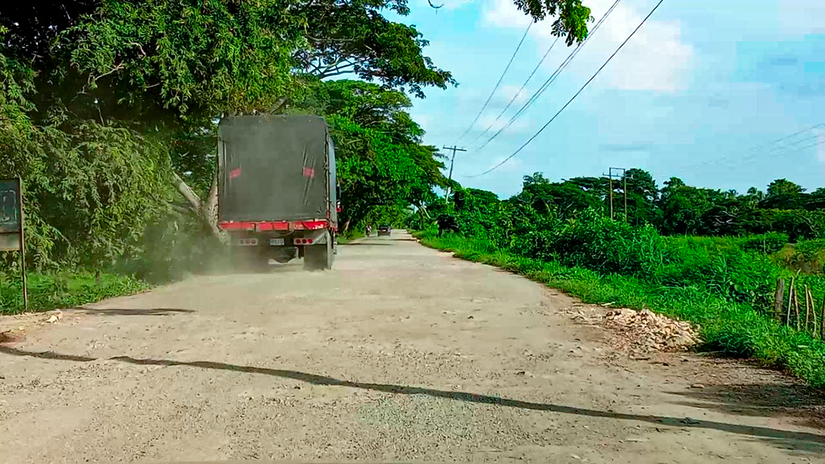 Fotografía de tránsito vehicular en vía destapada en el Caribe colombiano.