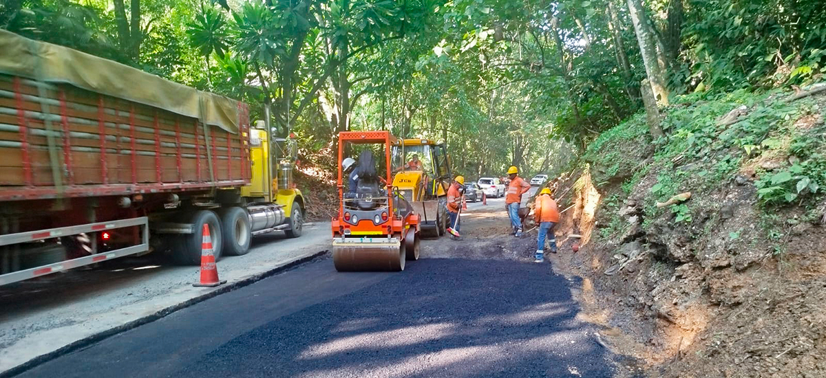 Fotografía de colaboradores del Invías operando la maquinaria pesada utilizada en obras de atención de puntos críticos de Autopista Medellín - Bogotá, sector Río Claro.