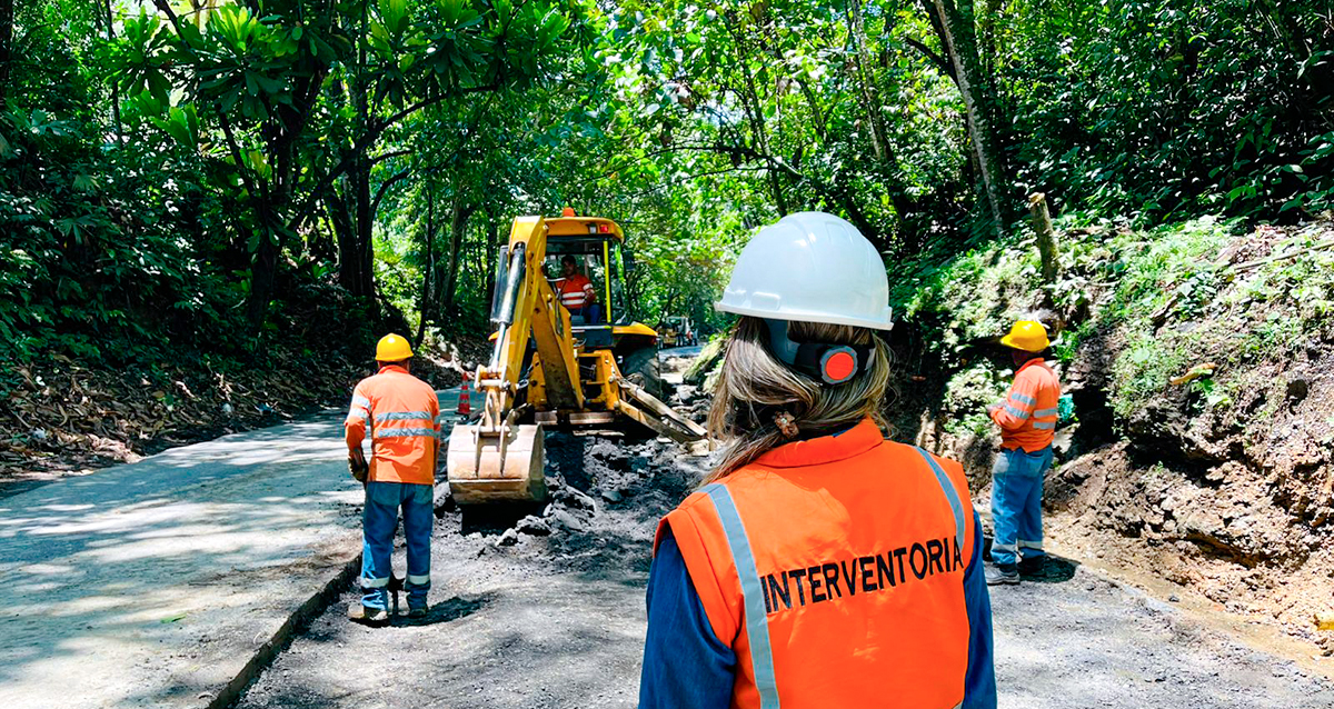 Fotografía de colaboradora del Invías en labores de inspección de la interventoría de las obras de atención de puntos críticos de Autopista Medellín - Bogotá, sector Río Claro.