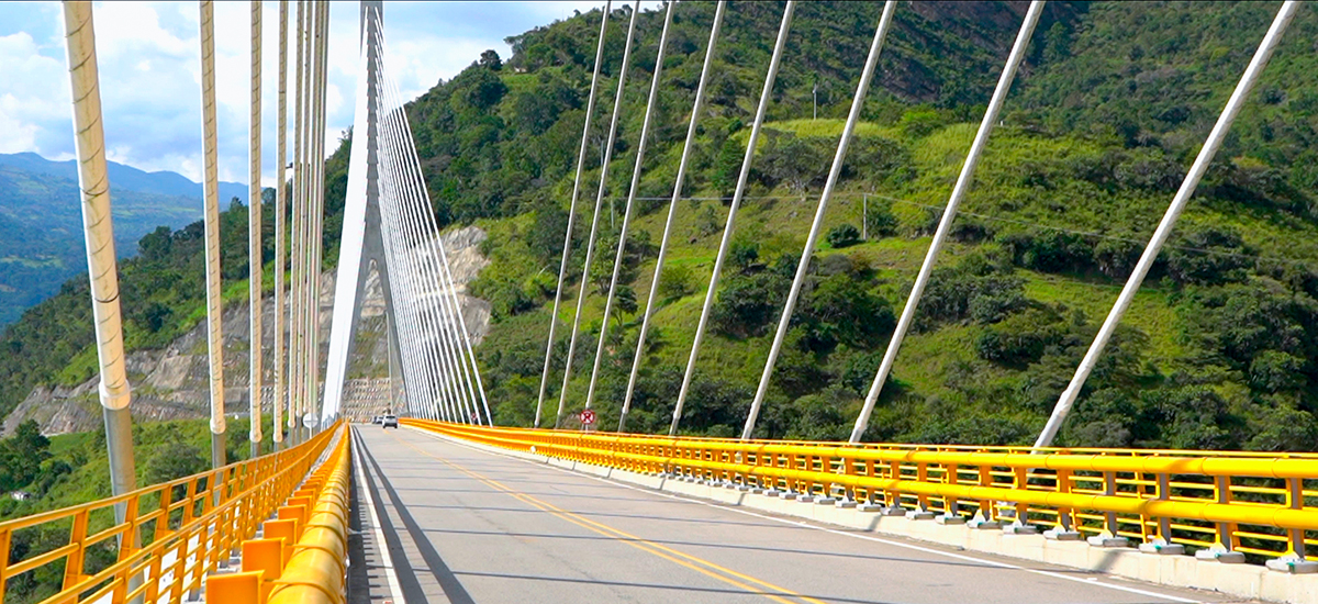 Fotografía del tránsito de vehículos sobre el puente Hisgaura.