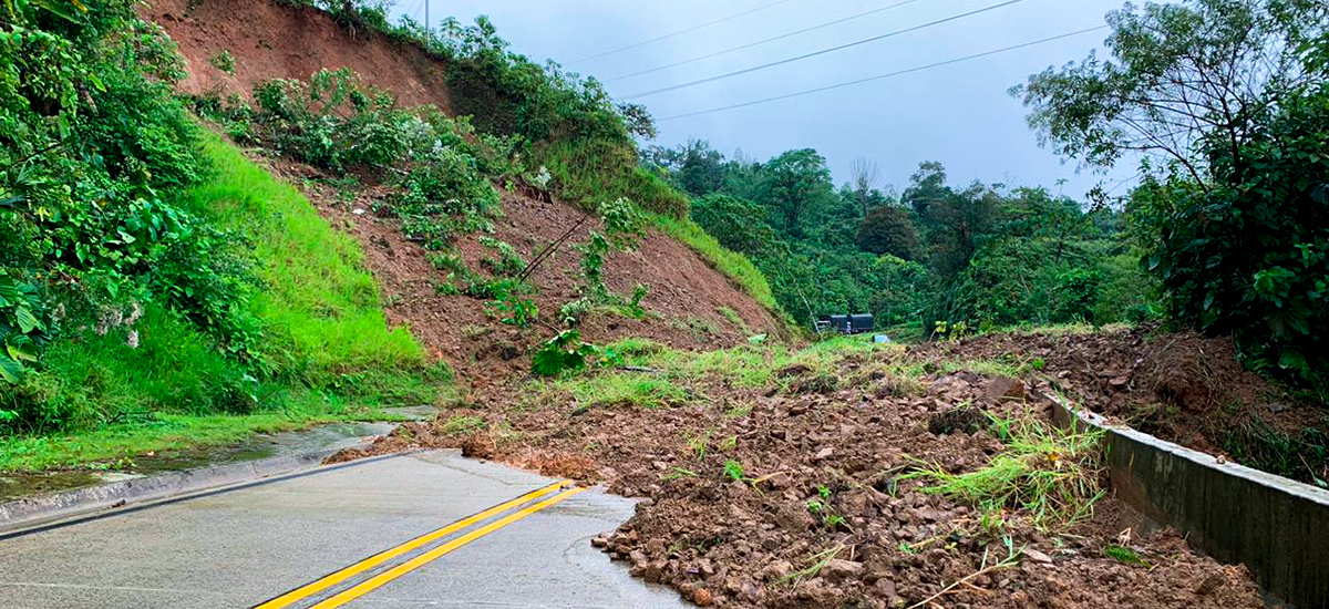 Fotografía del aspecto de varios de los derrumbes que se han presentado en la vía Quibdó - Medellín, durante las últimas 24 horas.