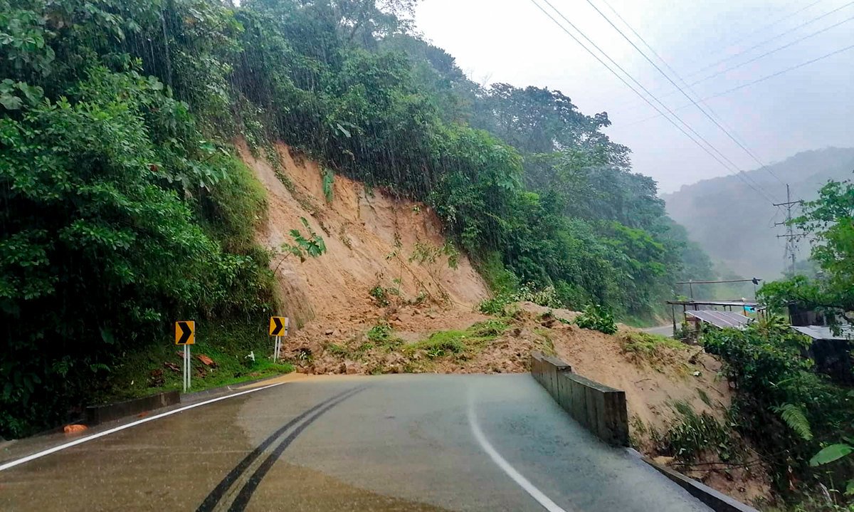 Fotografía del aspecto de varios de los derrumbes que se han presentado en la vía Quibdó - Medellín, durante las últimas 24 horas.