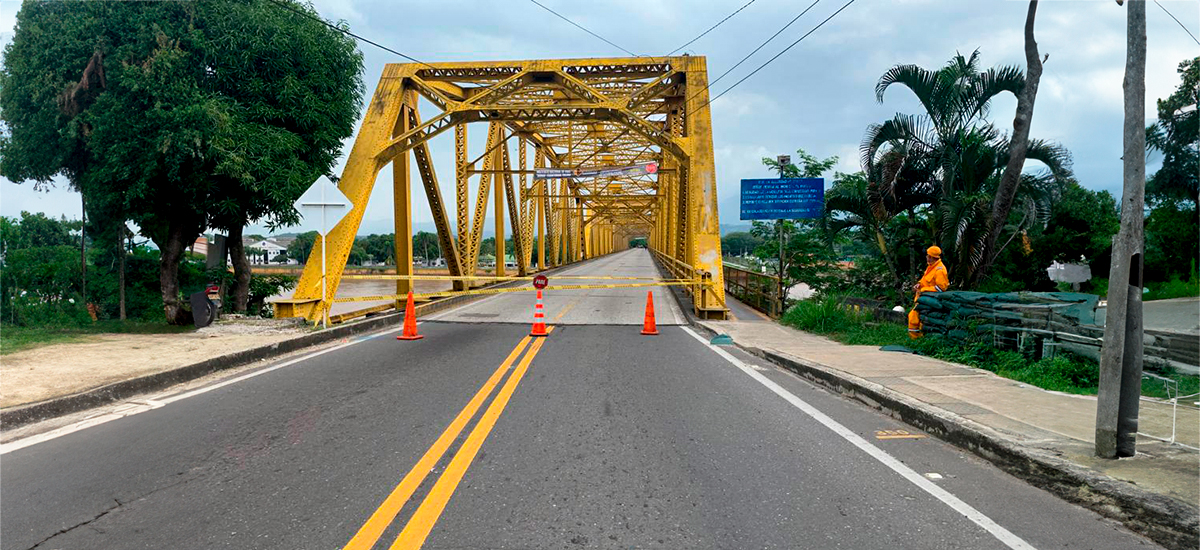 Fotografía del estado de cierre del puente Puerto Salgar en la vía Honda - Río Ermitaño.