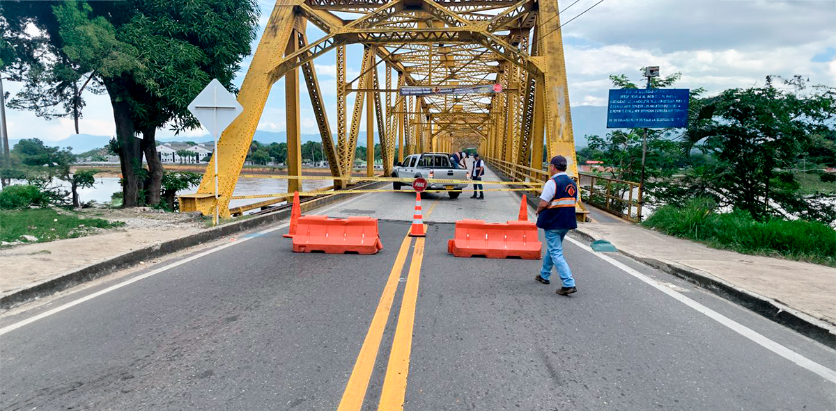 Fotografía del estado de cierre del puente Puerto Salgar en la vía Honda - Río Ermitaño.