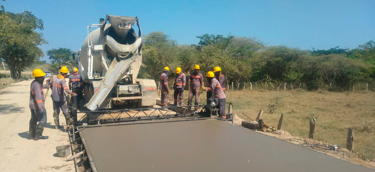 Fotografía del estado de avance de los trabajos de pavimentación del corredor alterno Palmarito - Colegio, en la vía El Piñón - Salamina, Magdalena.