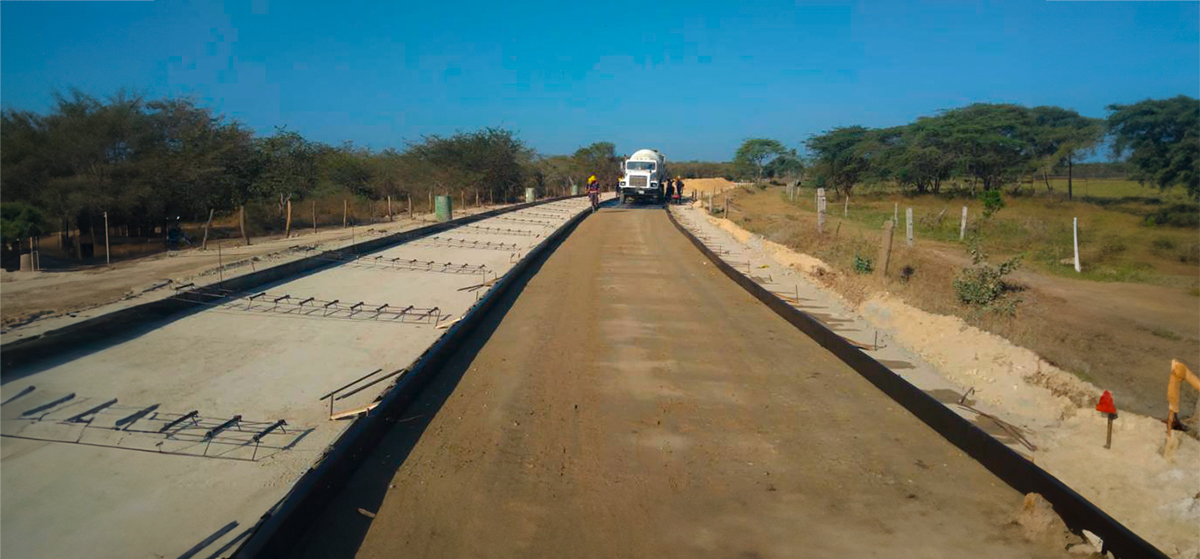 Fotografía del estado de avance de los trabajos de pavimentación del corredor alterno Palmarito - Colegio, en la vía El Piñón - Salamina, Magdalena.