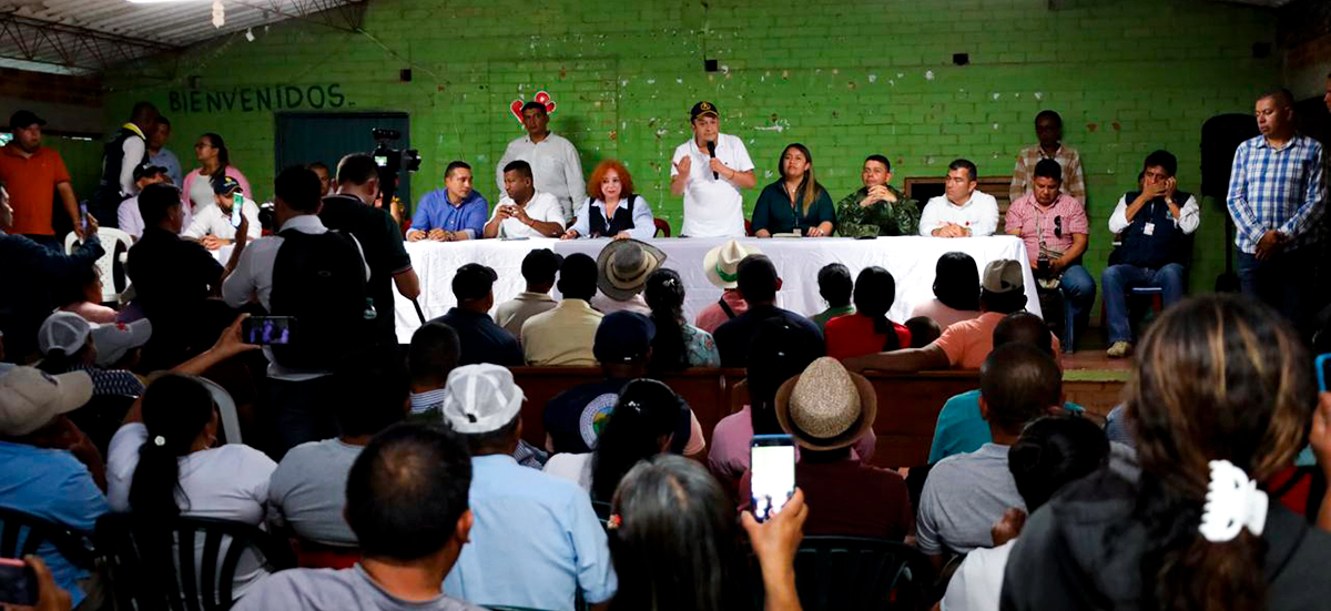 Fotografía del viceministro de Transporte, Eduardo Enríquez Caicedo durante su intervención en la charla con la comunidad de La Sierra, Cauca.
