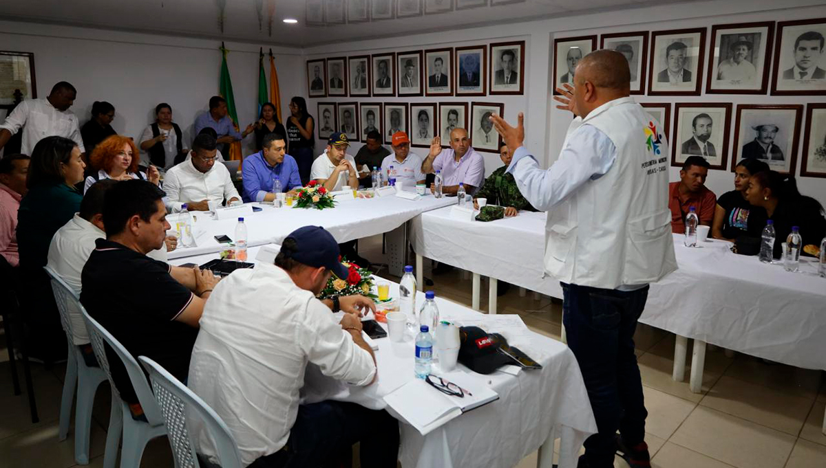 Fotografía de funcionario del Gobierno exponente ante la comunidad en la charla llevada a cabo en La Sierra, Cauca.