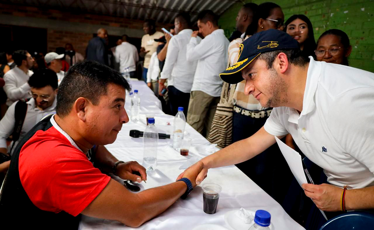 Fotografía del viceministro de Transporte, Eduardo Enríquez Caicedo dando la mano a habitante de La Sierra, Cauca.