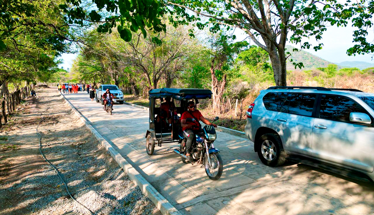 Fotografía de tránsito vehicular en el primer proyecto que se entrega del programa Caminos Comunitarios de la Paz Total en el Cesar.