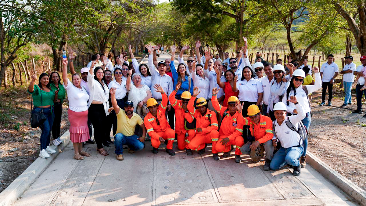 Fotografía de colaboradores del INVÍAS que construyeron el primer proyecto que se entrega del programa Caminos Comunitarios de la Paz Total junto a directivos y beneficiarios de la comunidad.