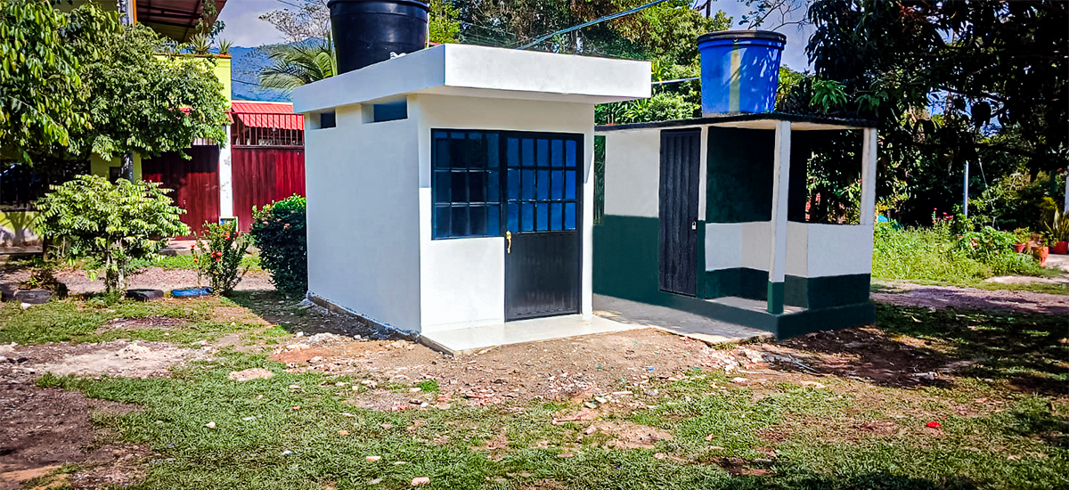 Fotografía de la fachada de una de las obras de participación comunitaria en Santander.