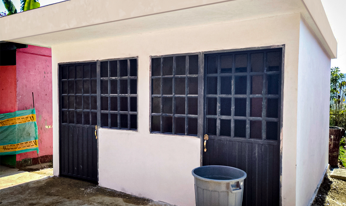 Fotografía de la fachada de una de las obras de participación comunitaria en Santander.