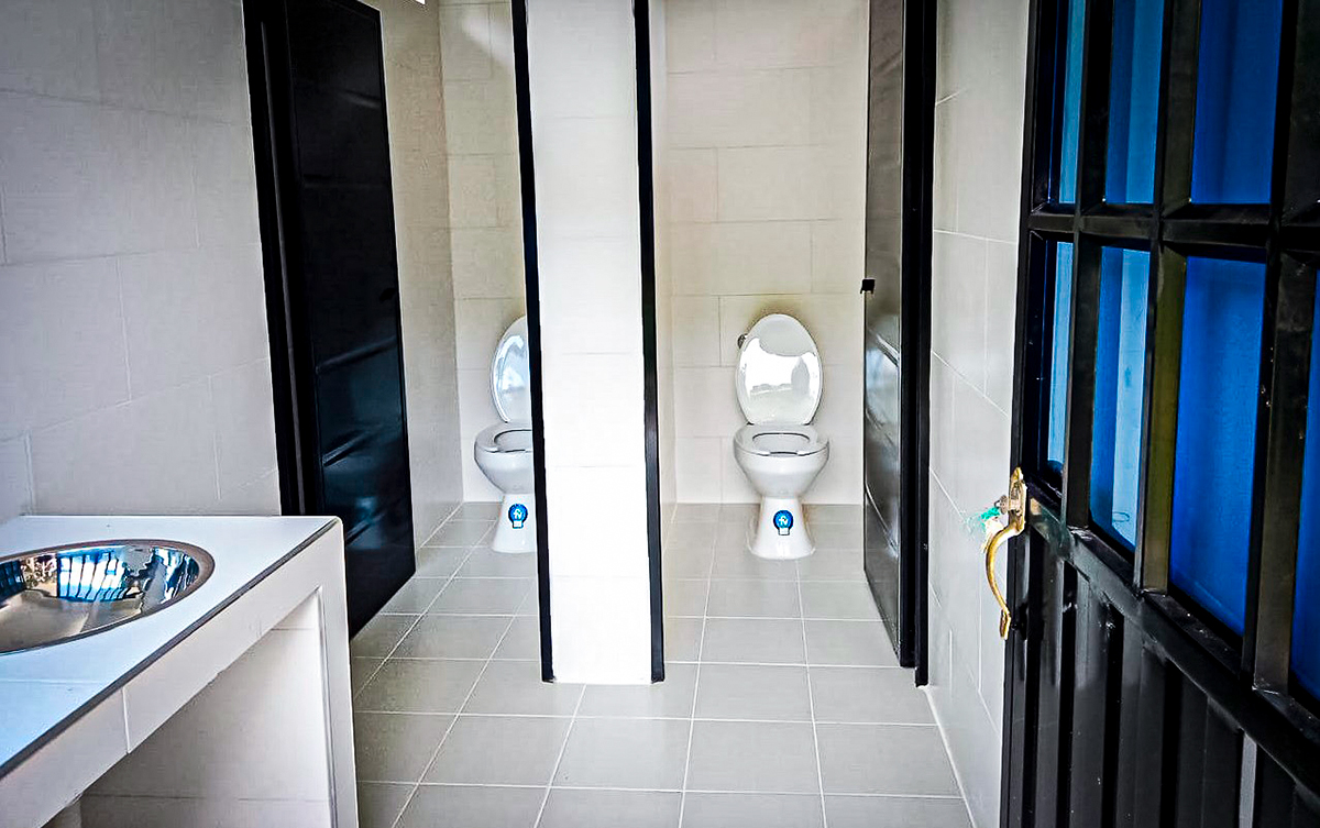 Fotografía de baño de una de las obras de participación comunitaria en Santander.