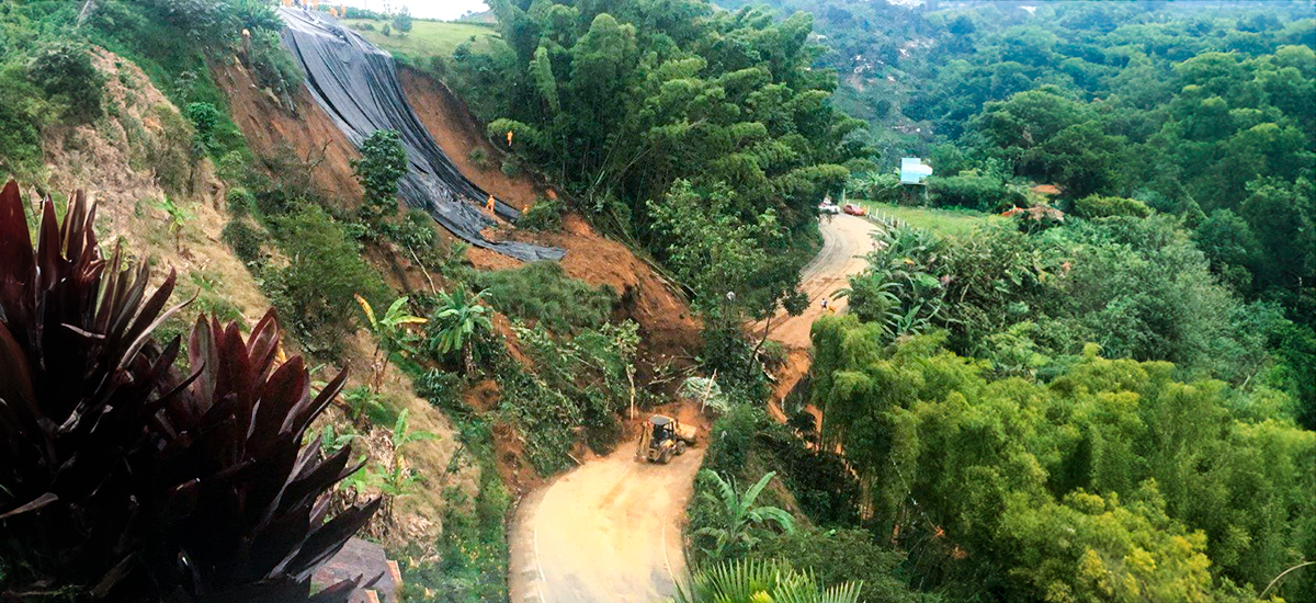 Fotografía aérea de la zona de atención de punto crítico por parte del personal del Invías en vereda Bajo Tablazo en vía Chinchiná - Estación Uribe, Manizales.