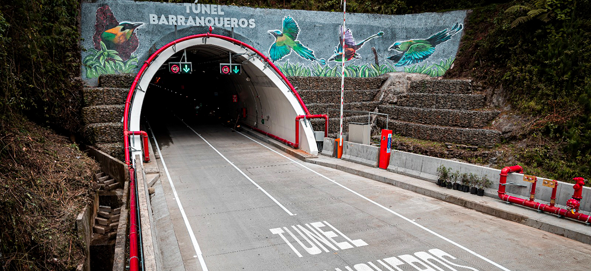 Fotografía de la entrada al túnel Barranqueros que hace parte del Cruce de la Cordillera Central.
