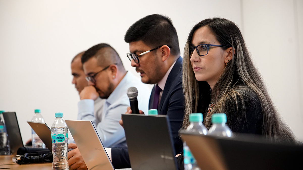 Fotografía de la subdirectora de Procesos de Selección Contractuales, María Victoria Arbelaez durante la adjudicación de los contratos de atención al Cruce de la Cordillera Central.