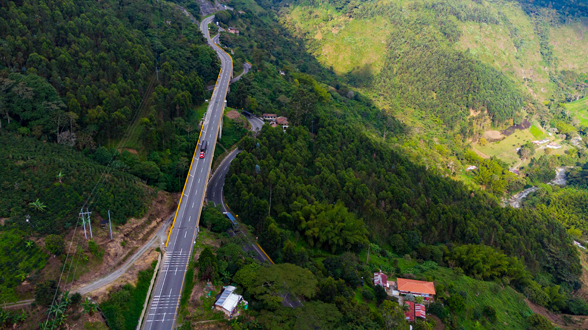 Fotografía aérea de tránsito vehicular y extensión de vía que hace parte del Cruce de la Cordillera Central.