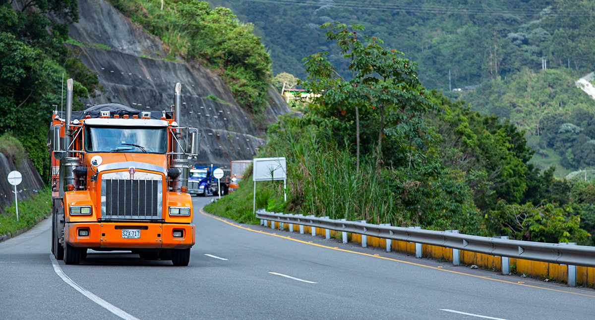 Fotografía del tránsito vehicular en el Cruce de la Cordillera Central.