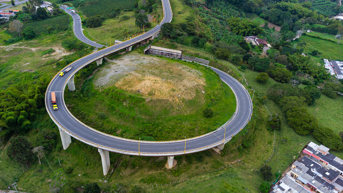 Fotografía aérea de intercambiador vial que hace parte del Cruce de la Cordillera Central.