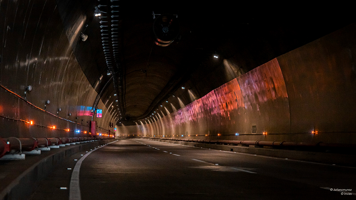 Fotografía del interior del túnel de La Línea que hace parte del Cruce de la Cordillera Central.