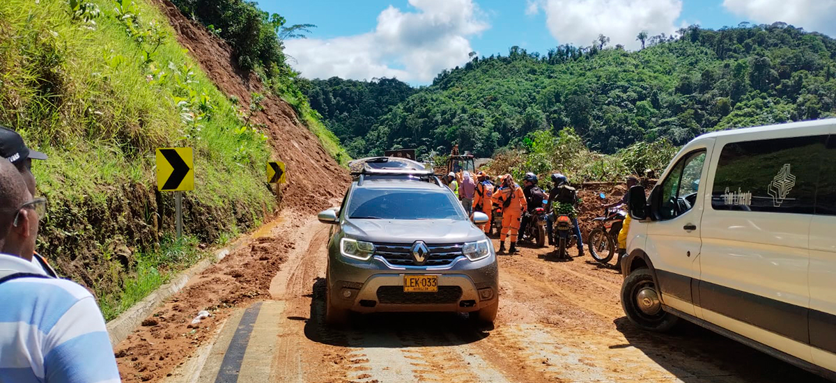 Fotografía del tránsito vehicular por por el sitio del derrumbe en la Transversal Medellín - Quibdó habilitado por el INVÍAS.