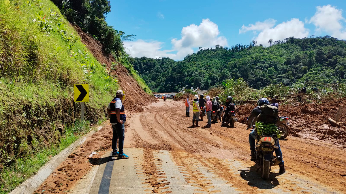 Fotografía de maquinaria amarilla del Invías se desplaza desde Amagá hasta el sitio del derumbe para apoyar las labores de remoción de tierra.