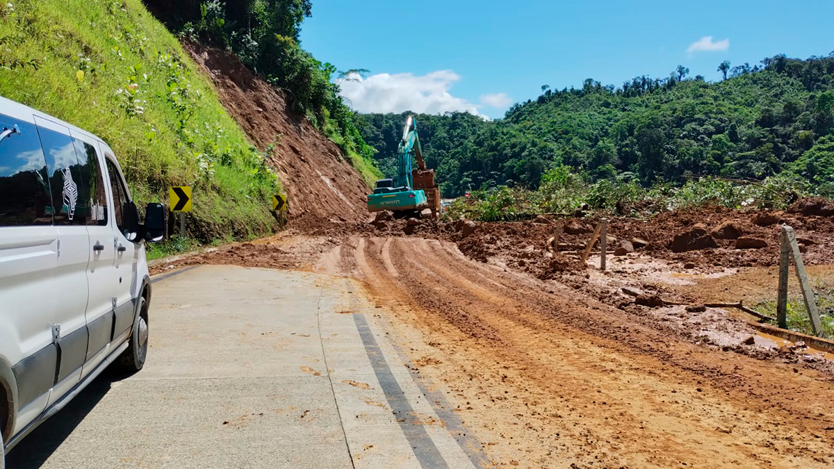 Fotografía del trabajo de maquinaria pesada operada por colaboradores del INVÍAS en el sitio del derrumbe en la Transversal Medellín - Quibdó.