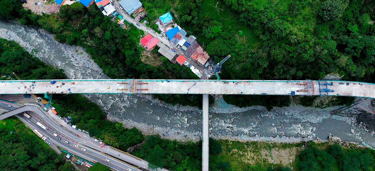 Fotografía aérea del viaducto construído para solucionar problemática en el km 58 de la vía Bogotá - Medellín.
