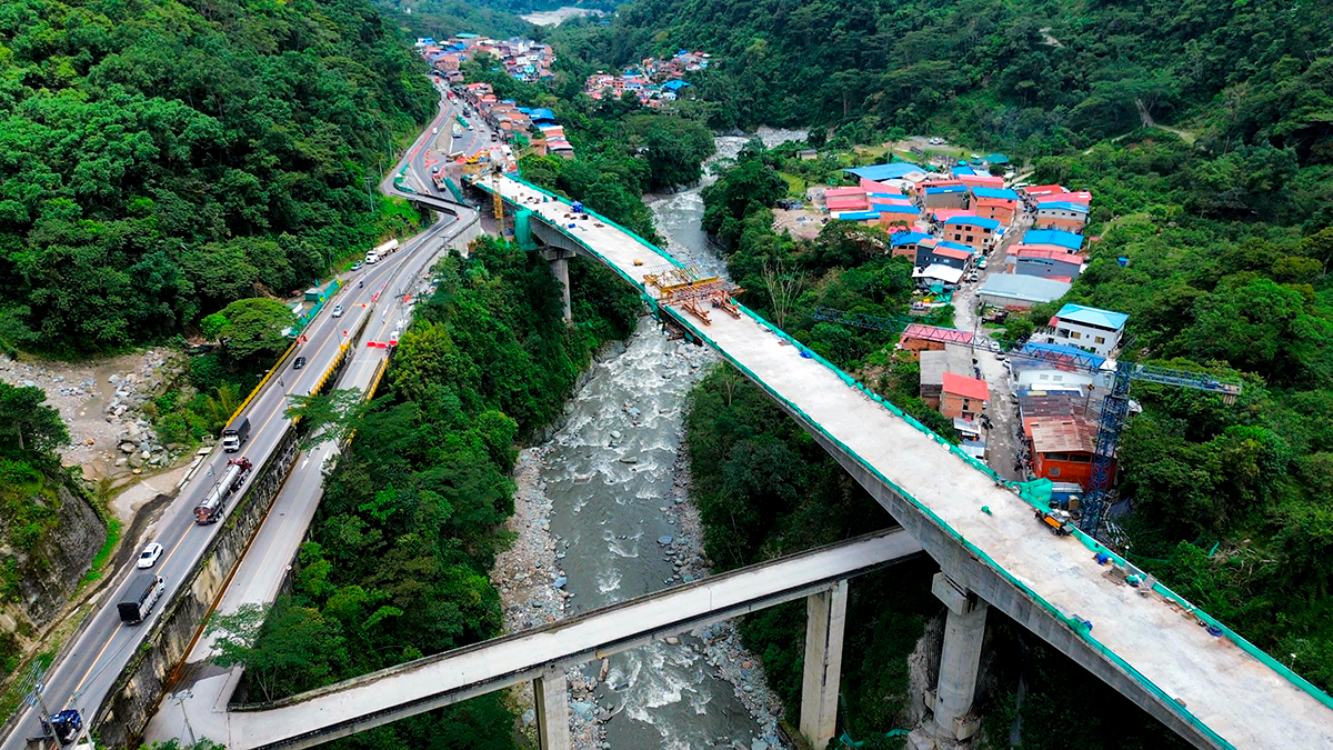 Fotografía aérea del viaducto construído para solucionar problemática en el km 58 de la vía Bogotá - Medellín.