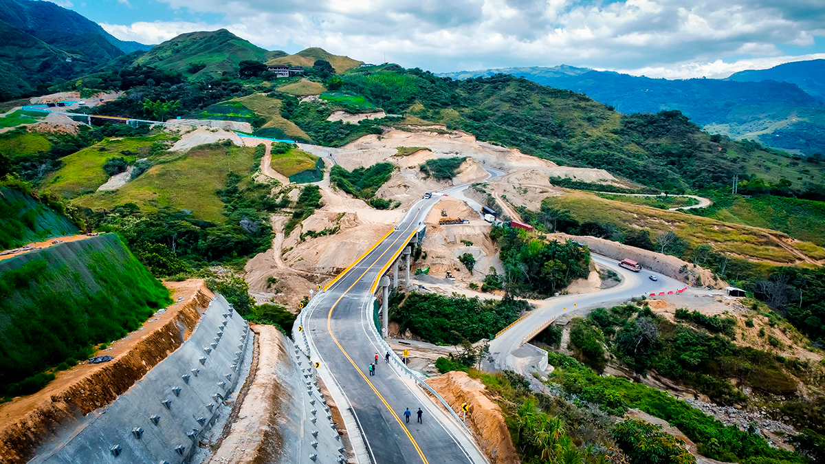 Fotografía aérea de la vía en el corredor Mojarras - Popayán entregada.