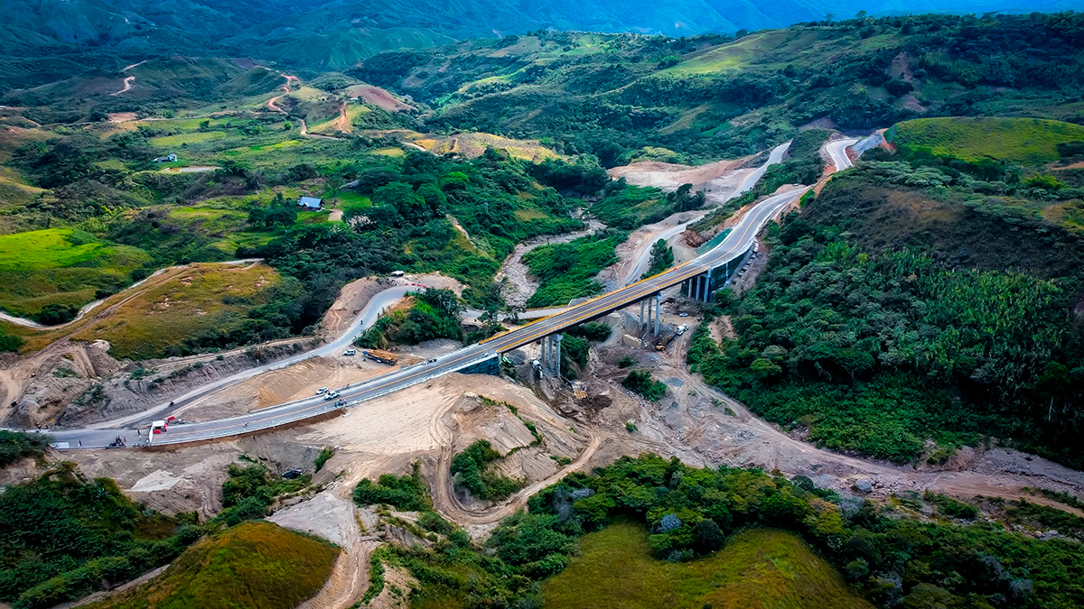 Fotografía aérea de la vía en el corredor Mojarras - Popayán entregada.