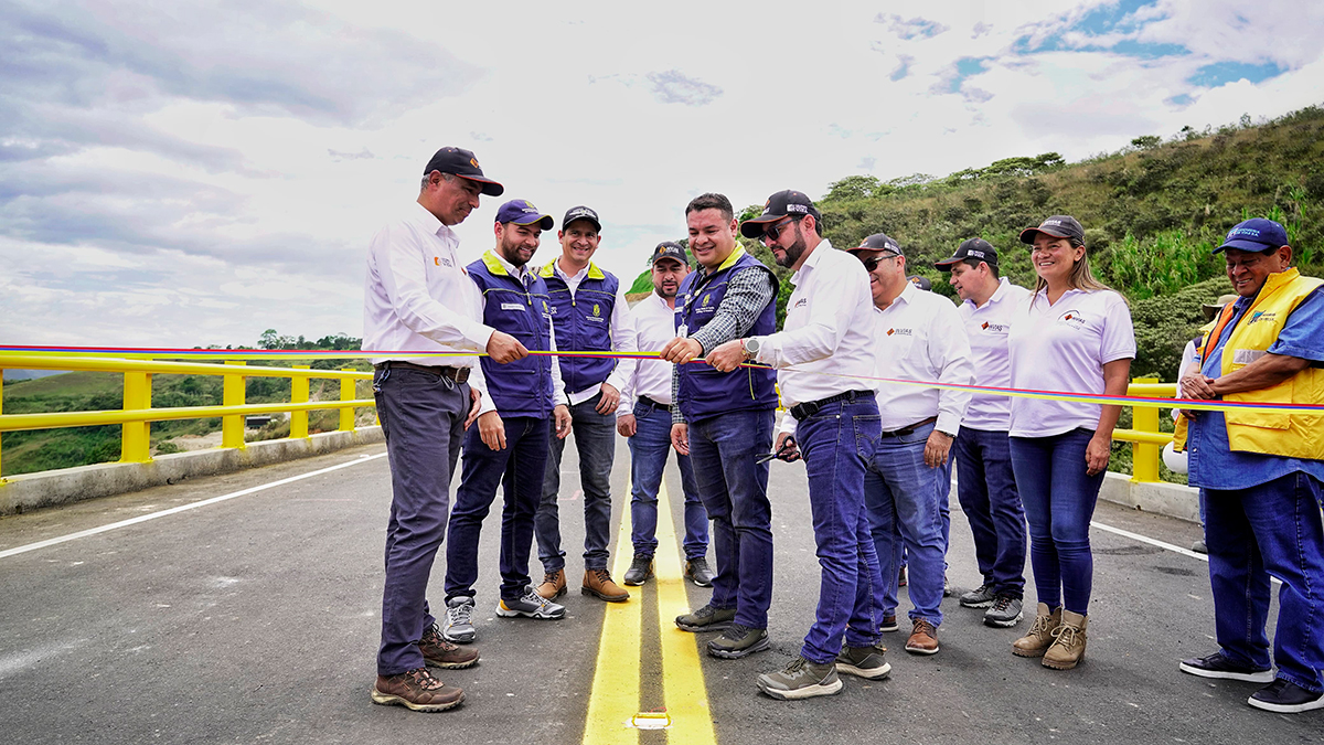 Fotografía de la inauguración de los 2,2 km de vía en el corredor Mojarras - Popayán.