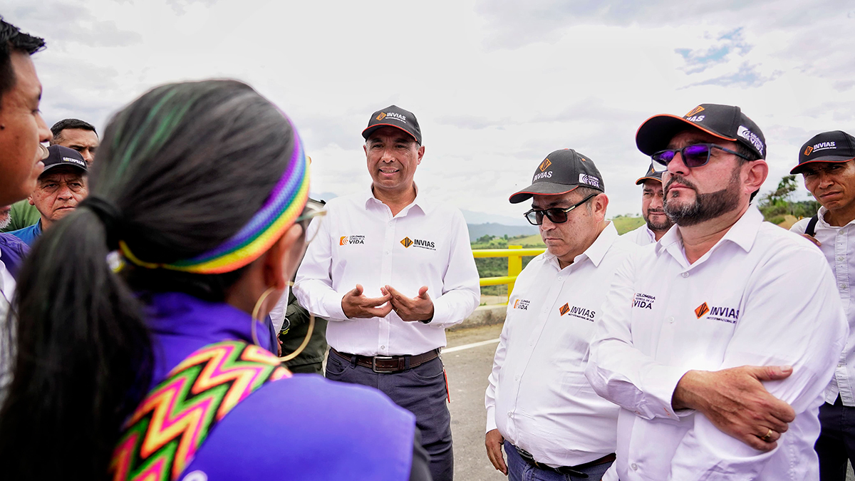 Fotografía de la inauguración de los 2,2 km de vía en el corredor Mojarras - Popayán.