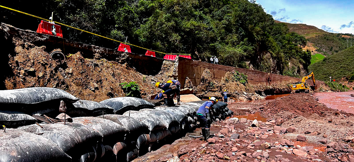 Fotografía del estado de avance de instalación de bolsacretos por parte de colaboradores del INVÍAS en la atención de los puntos críticos en km 51+500 y km 49+528 de la vía Ocaña - Cúcuta.