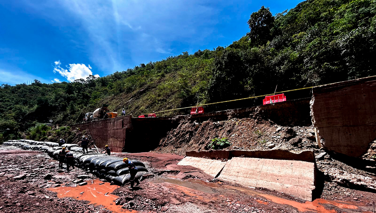 Fotografía del estado de avance de instalación de bolsacretos por parte de colaboradores del INVÍAS en la atención de los puntos críticos en km 51+500 y km 49+528 de la vía Ocaña - Cúcuta.
