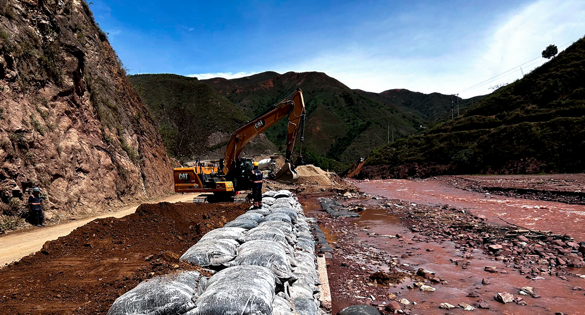 Fotografía del estado de avance de instalación de bolsacretos por parte de colaboradores del INVÍAS en la atención de los puntos críticos en km 51+500 y km 49+528 de la vía Ocaña - Cúcuta.