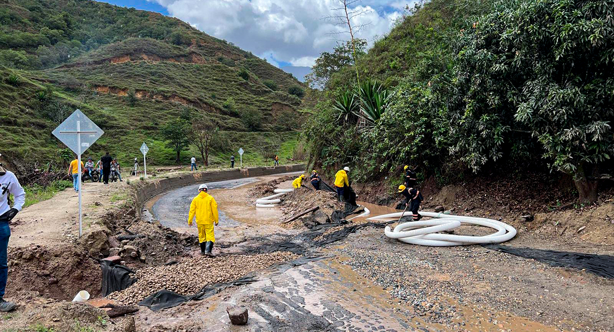 Fotografía del estado de avance de los trabajos de colaboradores del INVÍAS en la atención del punto crítico en el km 52+200 de la vía Ocaña - Cúcuta.