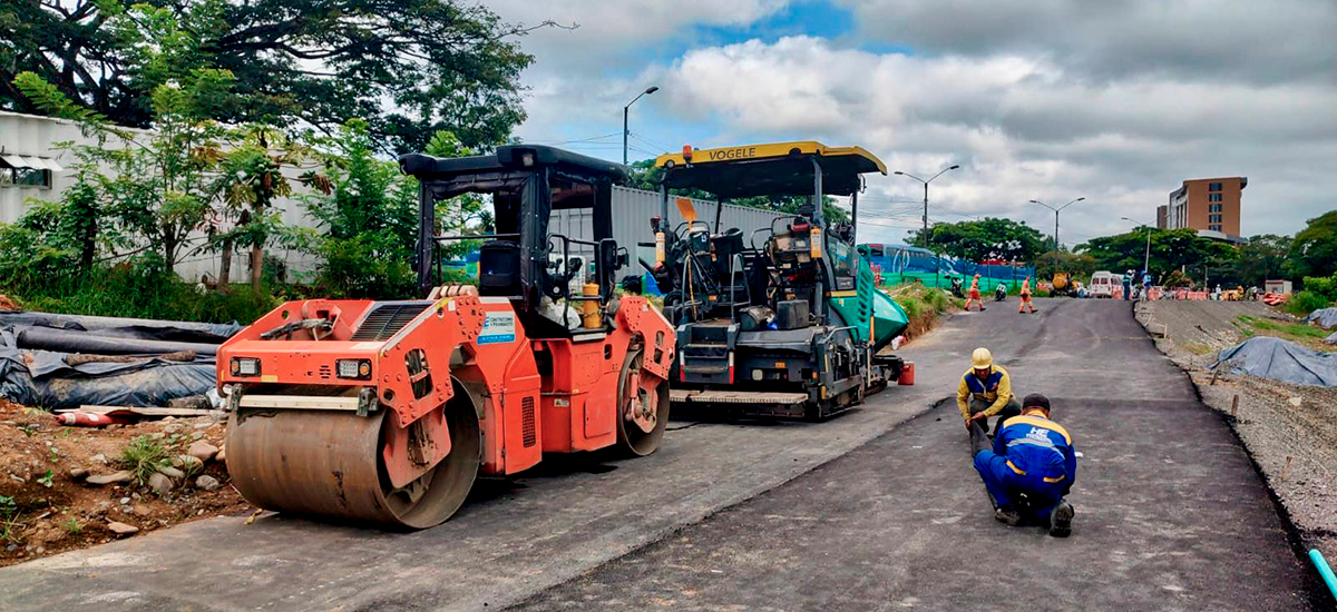 Fotografía de colaboradores del Invías y maquinaria pesada en labores de pavimentación de la intersección de Galicia.
