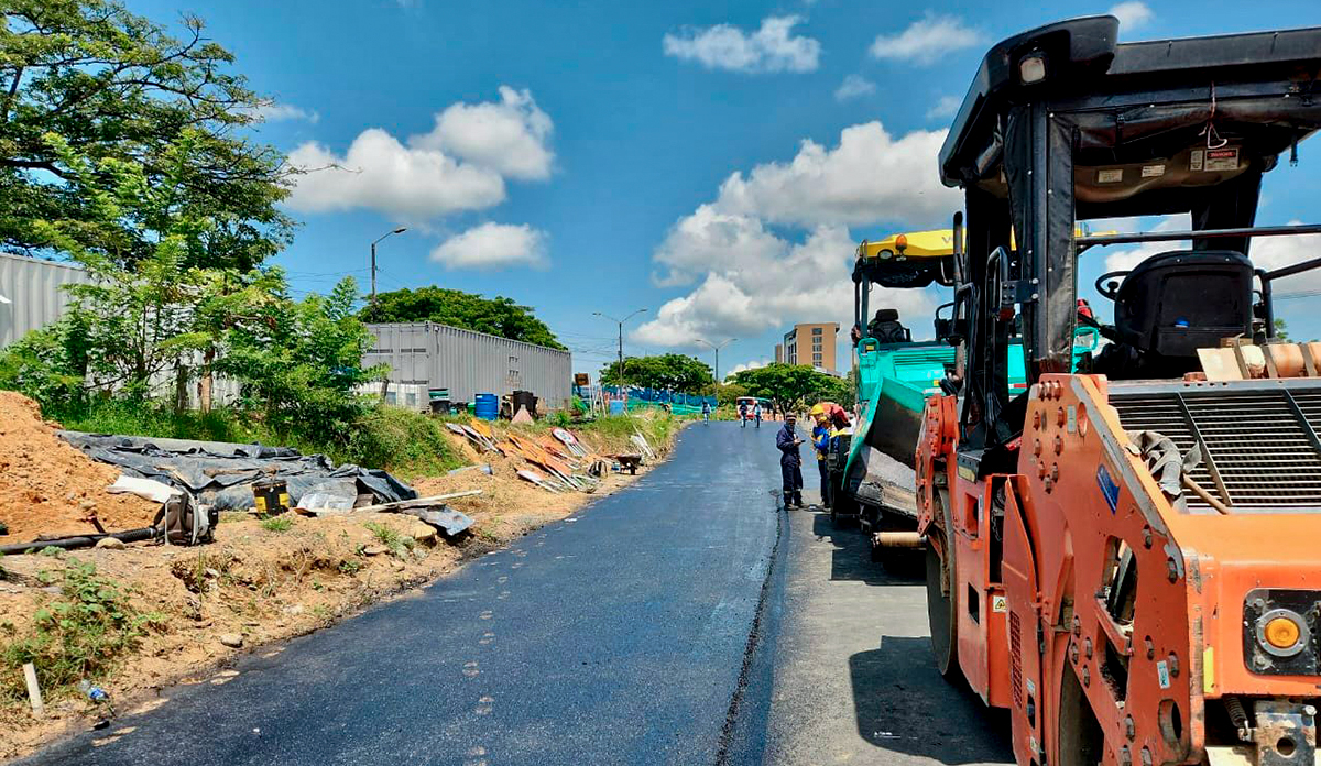 Fotografía de colaboradores del Invías y maquinaria pesada en labores de pavimentación de la intersección de Galicia.