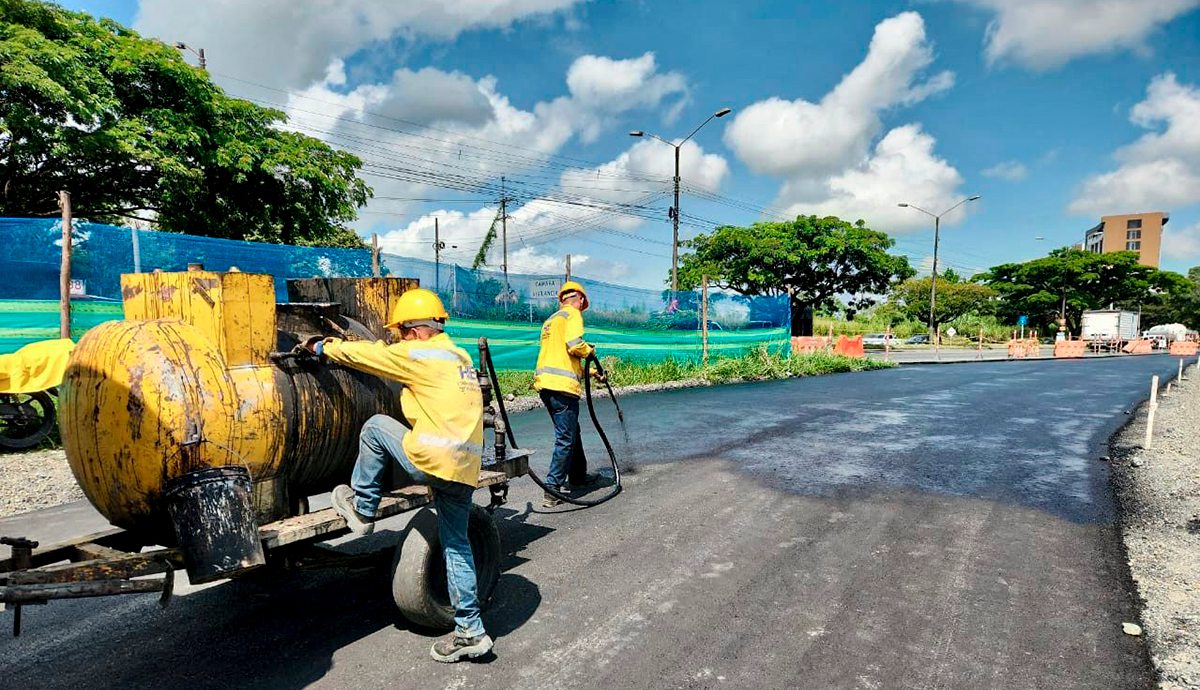 Fotografía de colaboradores del Invías en labores de pavimentación de la intersección de Galicia.