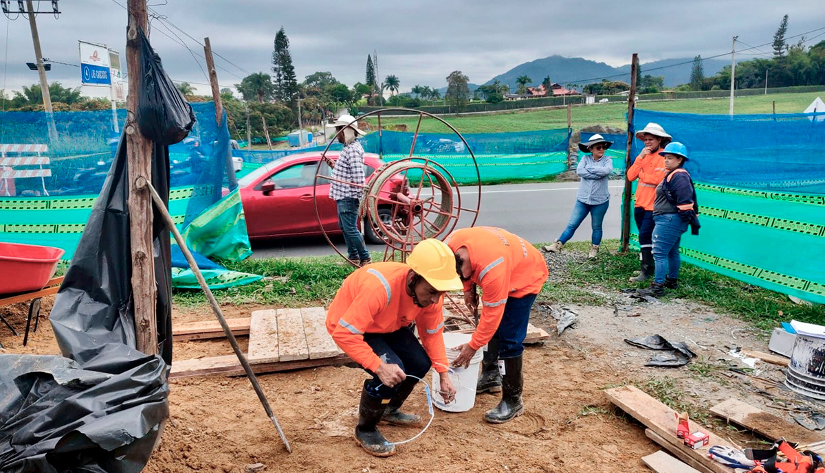 Fotografía de colaboradores del Invías en labores de pavimentación de la intersección de Galicia.