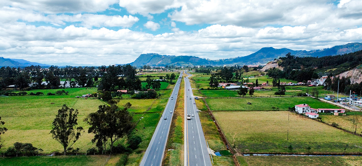 Fotografía aérea del tránsito vehicular en la segunda calzada de la variante de Zipaquirá.