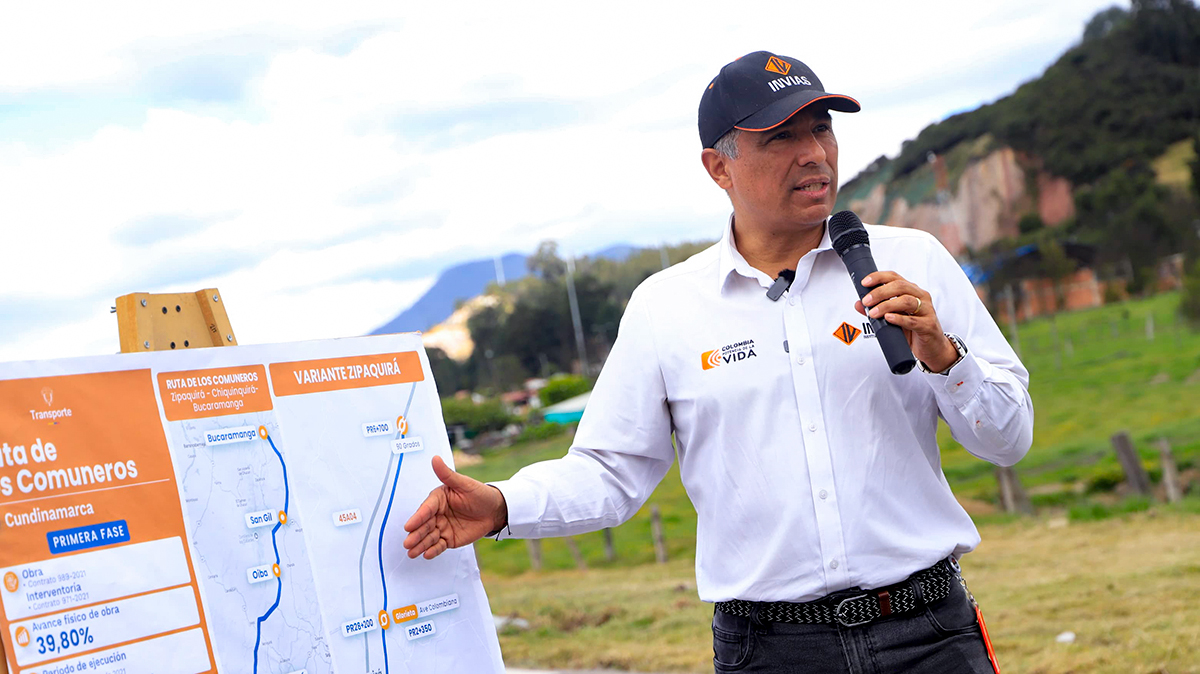 Fotografía del director General del Invías, Juan Carlos Montenegro Arjona durante la exposición de la obra de la segunda calzada de la variante de Zipaquirá.