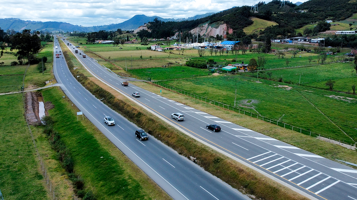 Fotografía aérea del tránsito vehicular en la segunda calzada de la variante de Zipaquirá.
